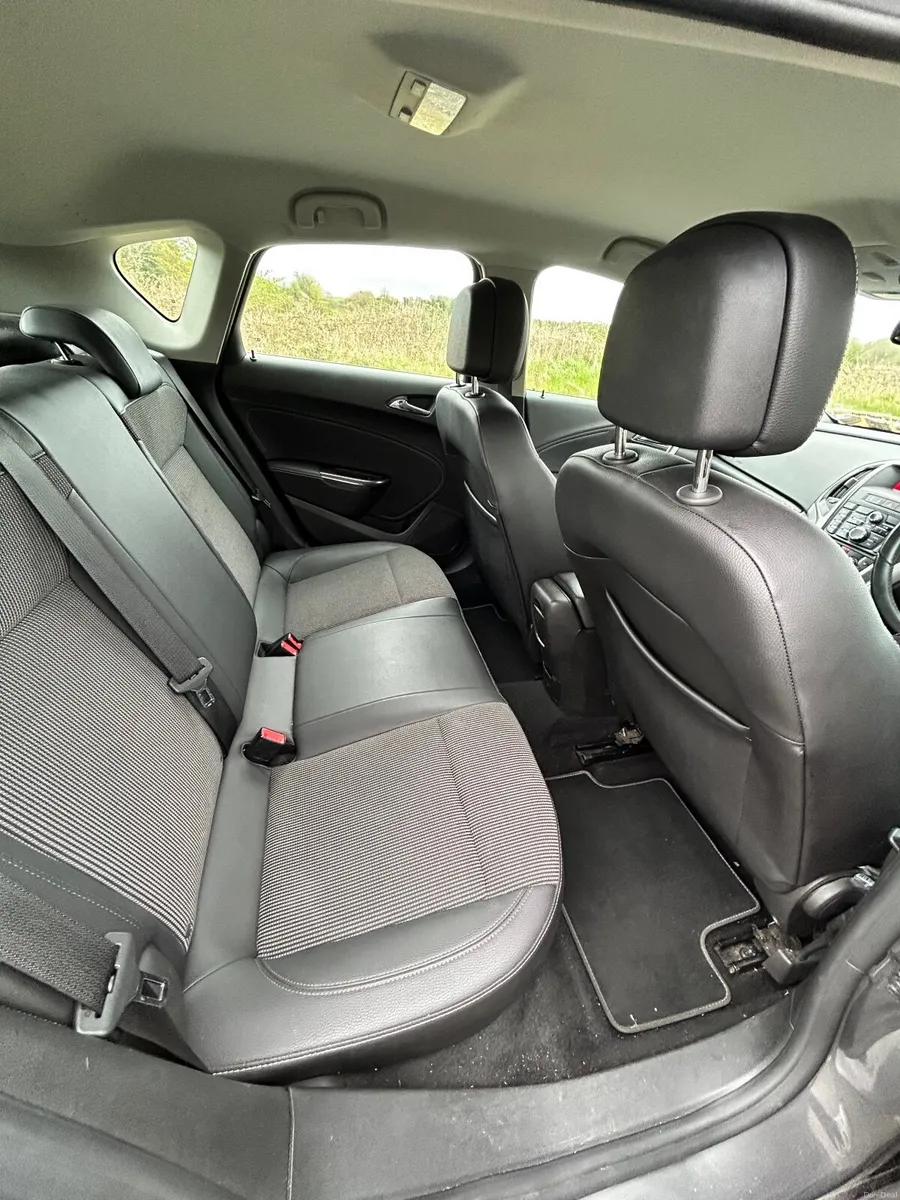 Opel Astra 2011 - Image 3