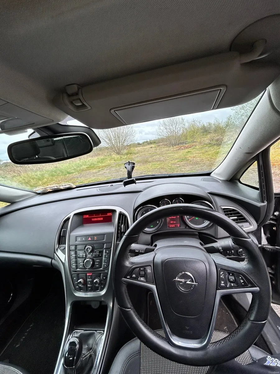 Opel Astra 2011 - Image 4