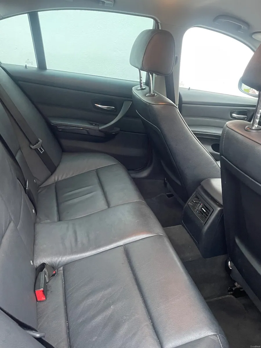 BMW 3-Series 2009 - Image 2