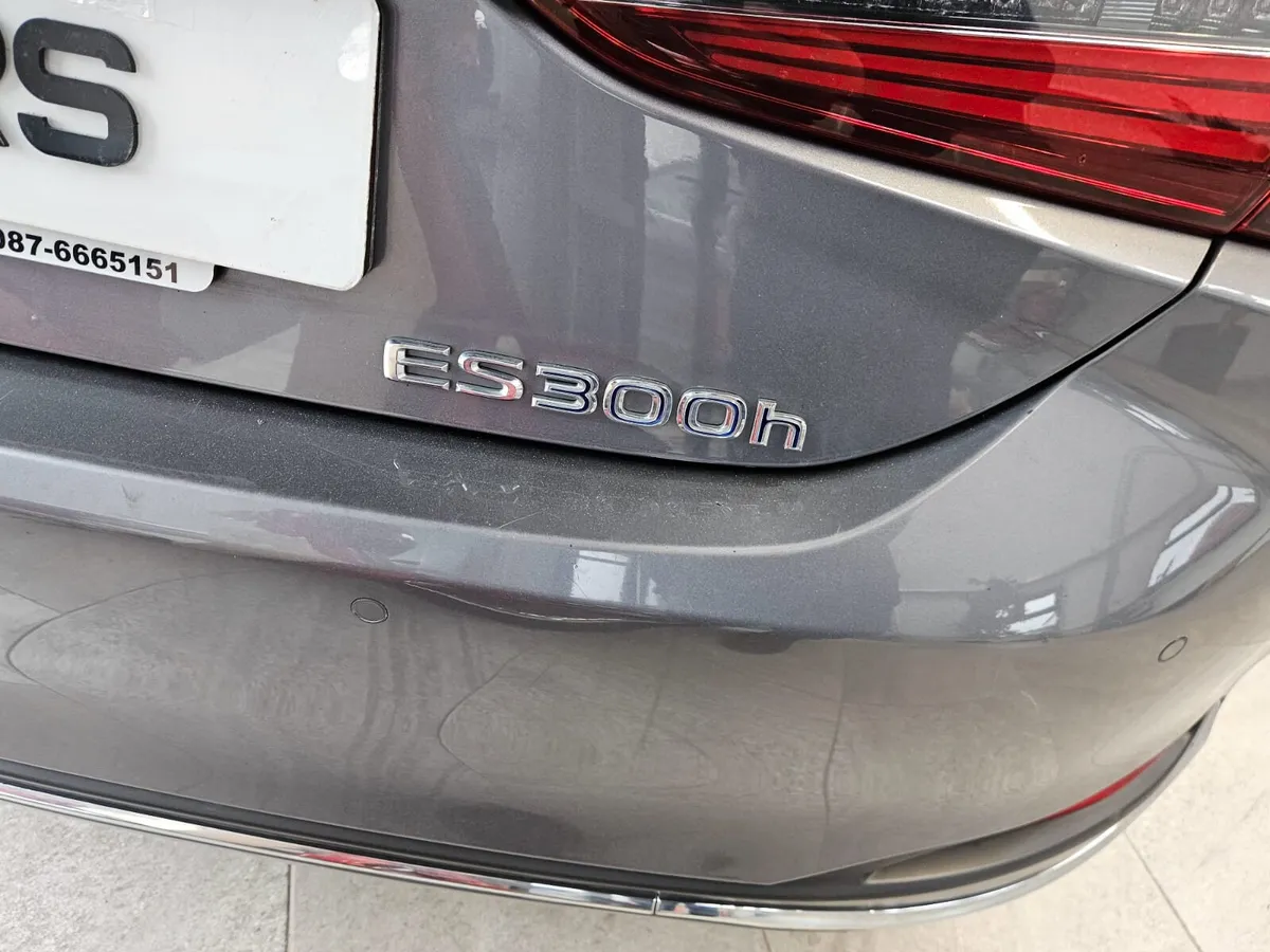 19 LEXUS ES 300H EXECUTIVE HYBRID - Image 4