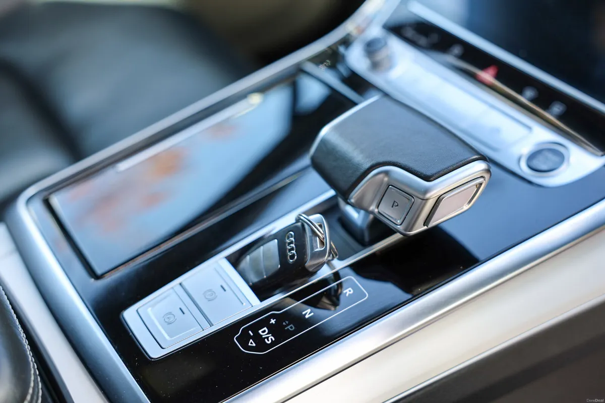 2023 Audi Q7 50 TDI quattro 2 seater Commercial - Image 2