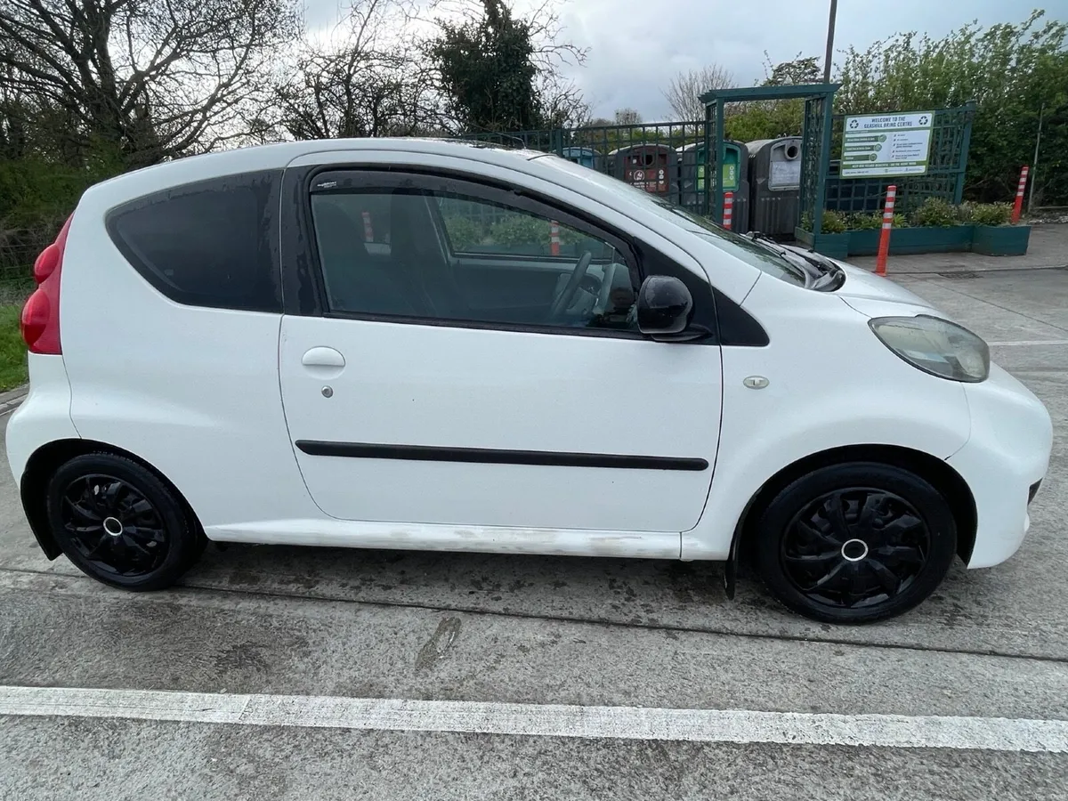 Peugeot 107 2011 - Image 2