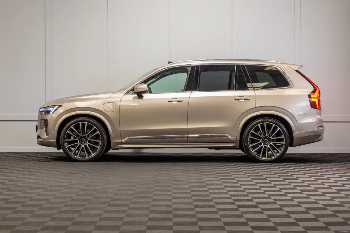 2025 Volvo XC90 T8 Ultra Bright Theme - Image 3
