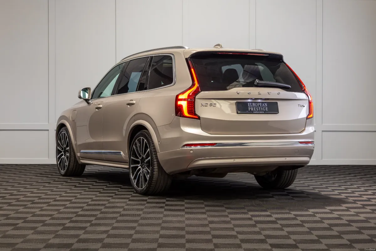 2025 Volvo XC90 T8 Ultra Bright Theme - Image 4