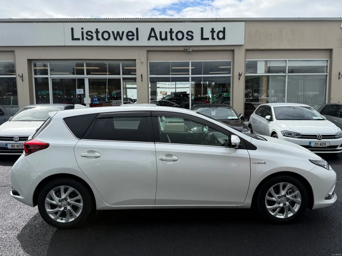 LOW MILEAGE*172 TOYOTA AURIS HYBRID 1.8 AUTOMATIC - Image 1