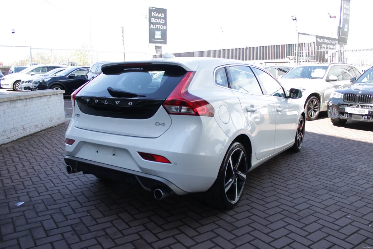 2016 VOLVO V40 ESTATE 2.0 D4 5DR AUTO - Image 4