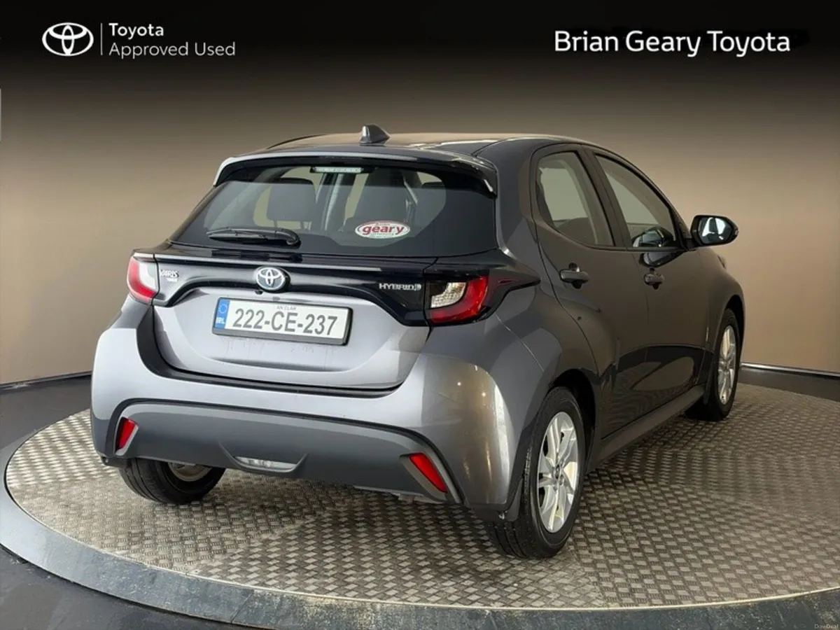 Toyota Yaris HYBRID LUNA - Image 2