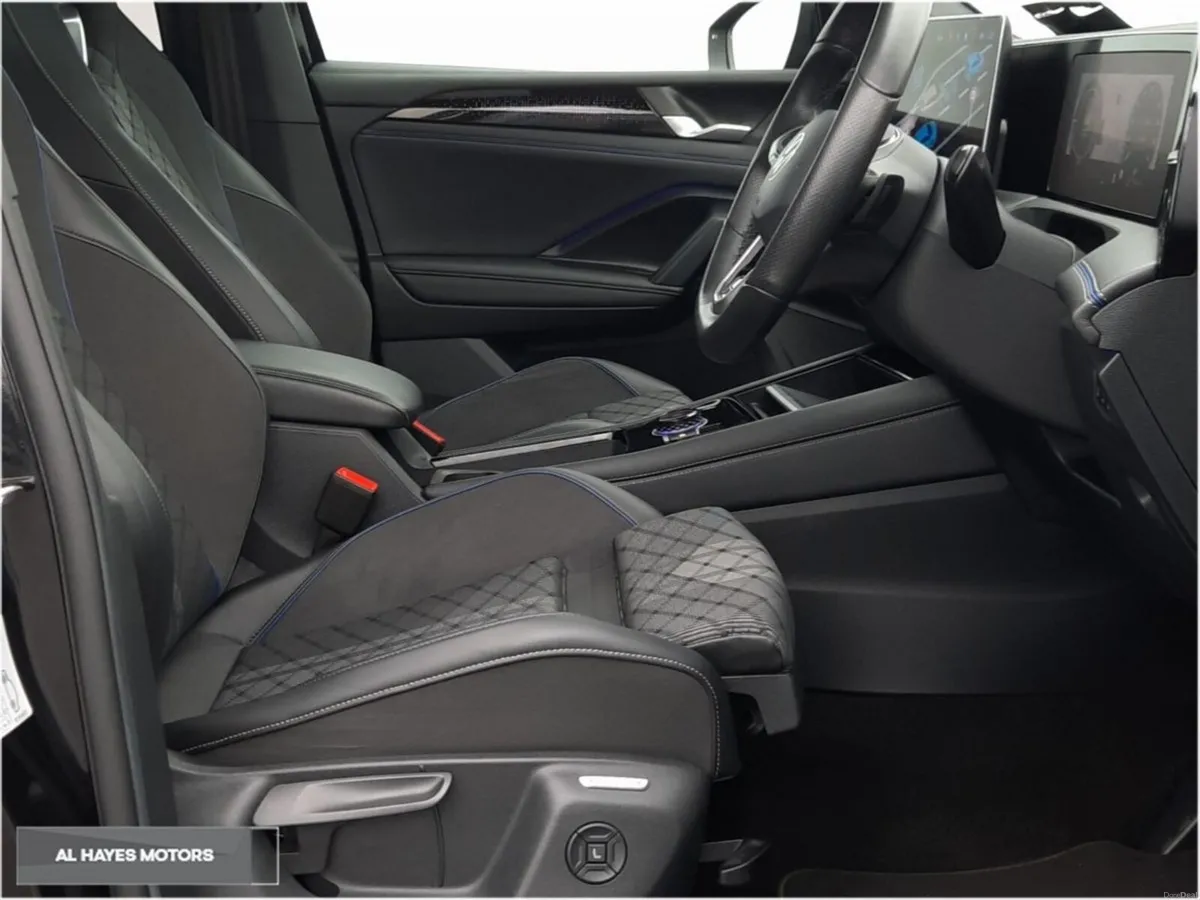 Volkswagen Tiguan **BLACK PACK**SUNROOF**AUTOMATIC - Image 4