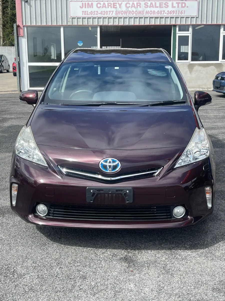 2014 Toyota Prius Alpha - Image 2