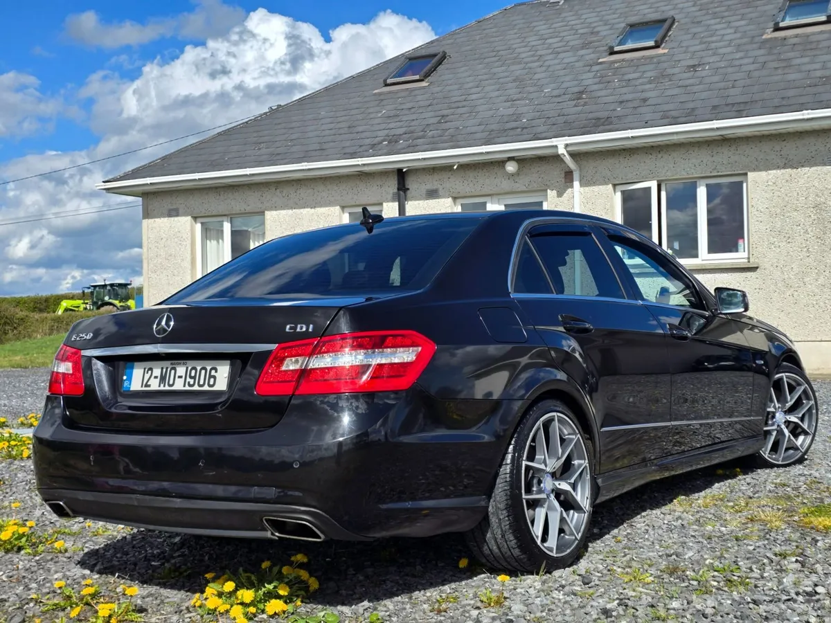 Mercedes-Benz E-Class 2012 - Image 3