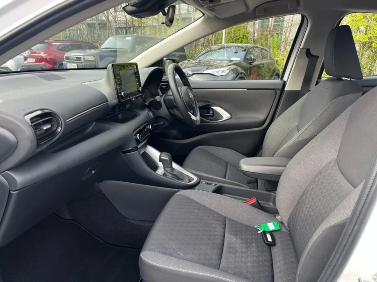 Toyota Yaris 1.5 HYBRID LUNA 4DR AUTO - Image 6