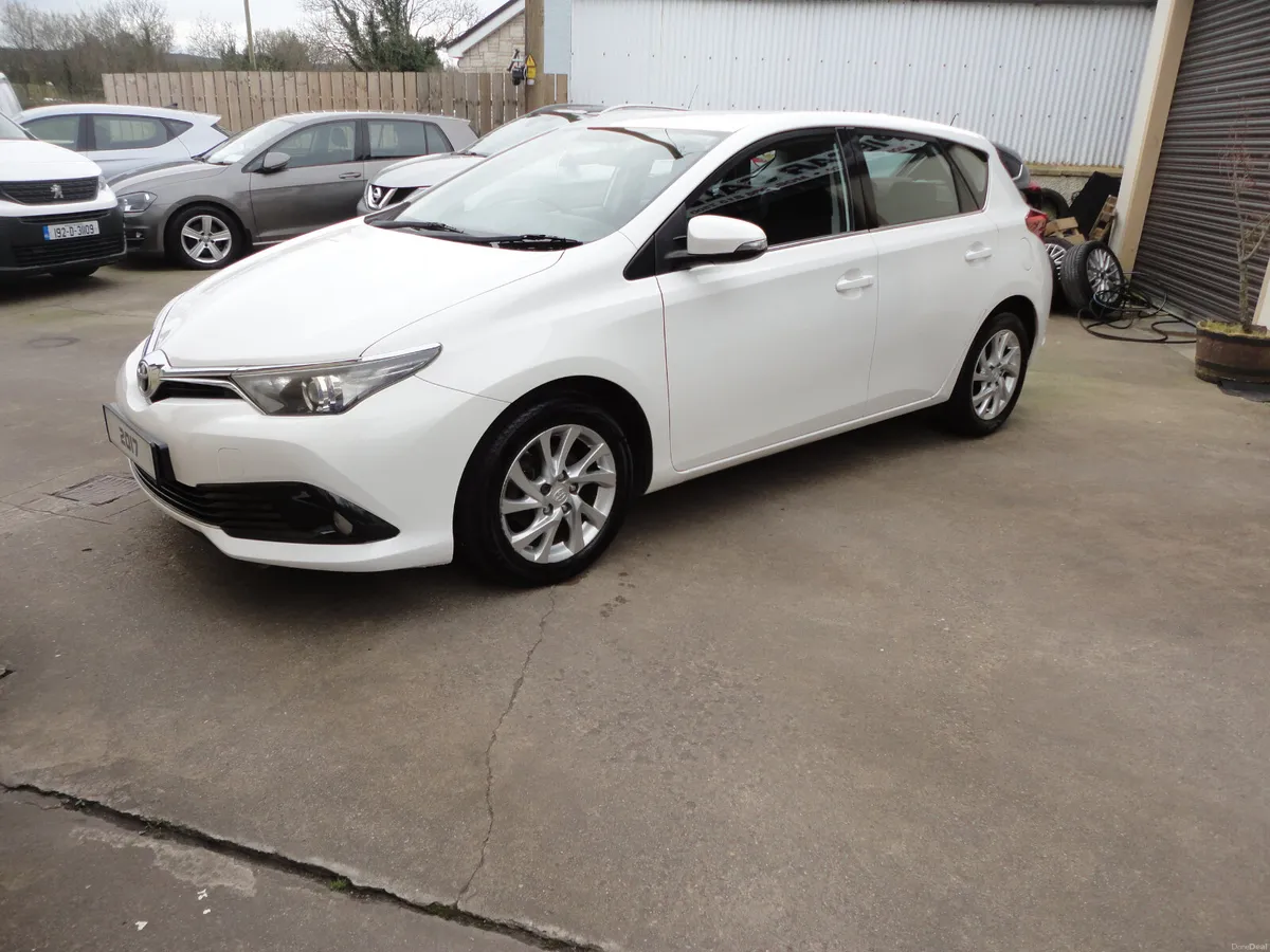 Toyota Auris 2017 VVT-I ICON - Image 3