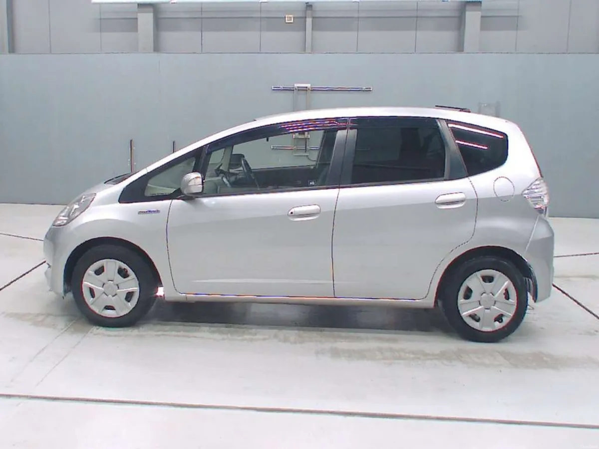 2013 Honda Fit 1.3 Hybrid LOW KMS - Image 2