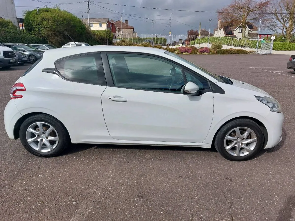 Peugeot 208 petrol - Image 2