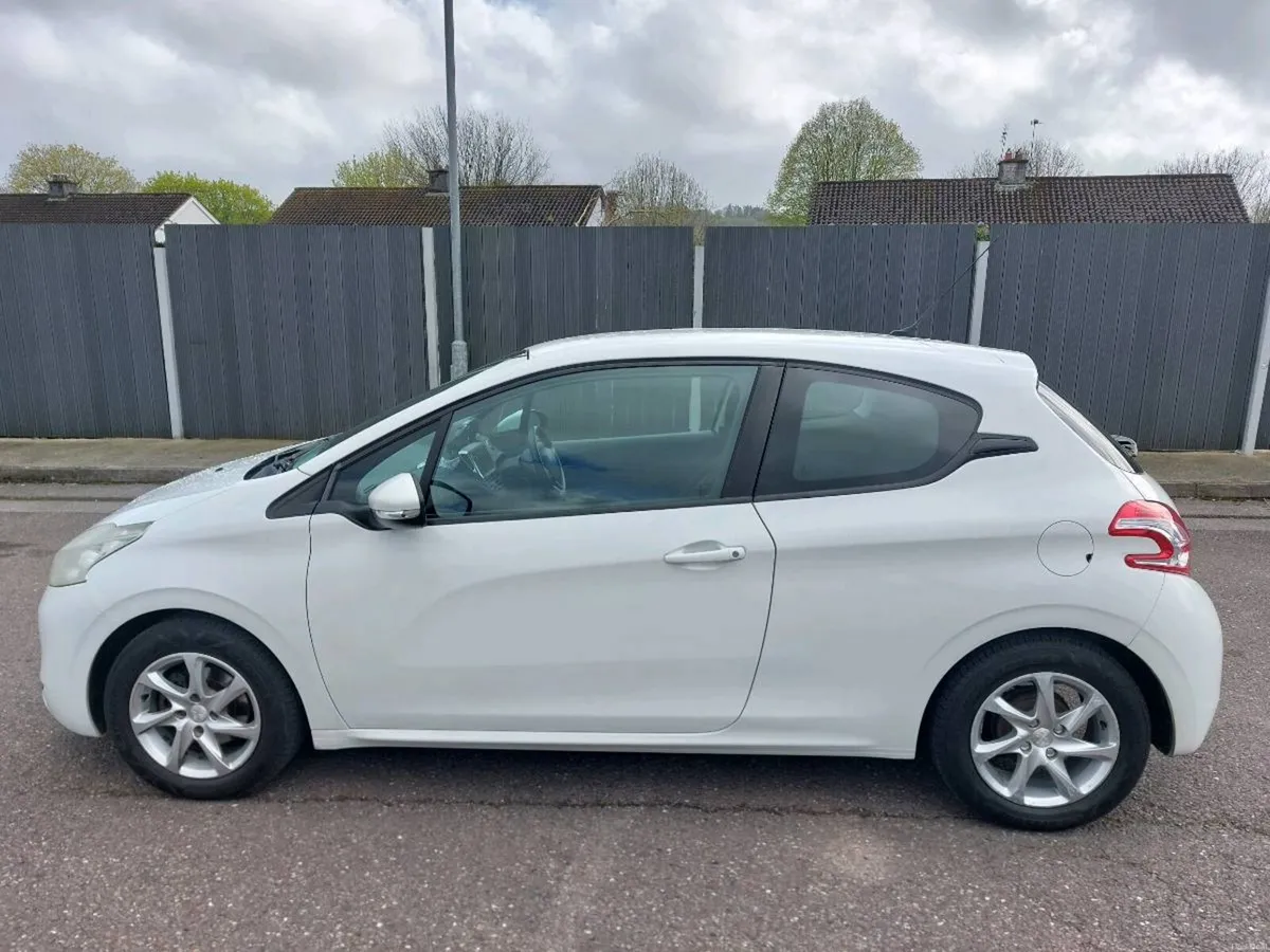 Peugeot 208 petrol - Image 4
