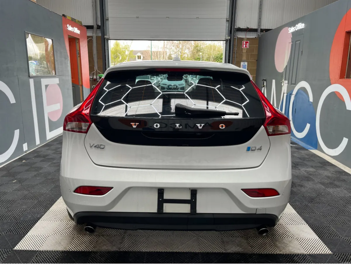 Volvo V40 2017 VOLVO V40 D4 MOMENTUM 2.0 AUTOMATIC - Image 3