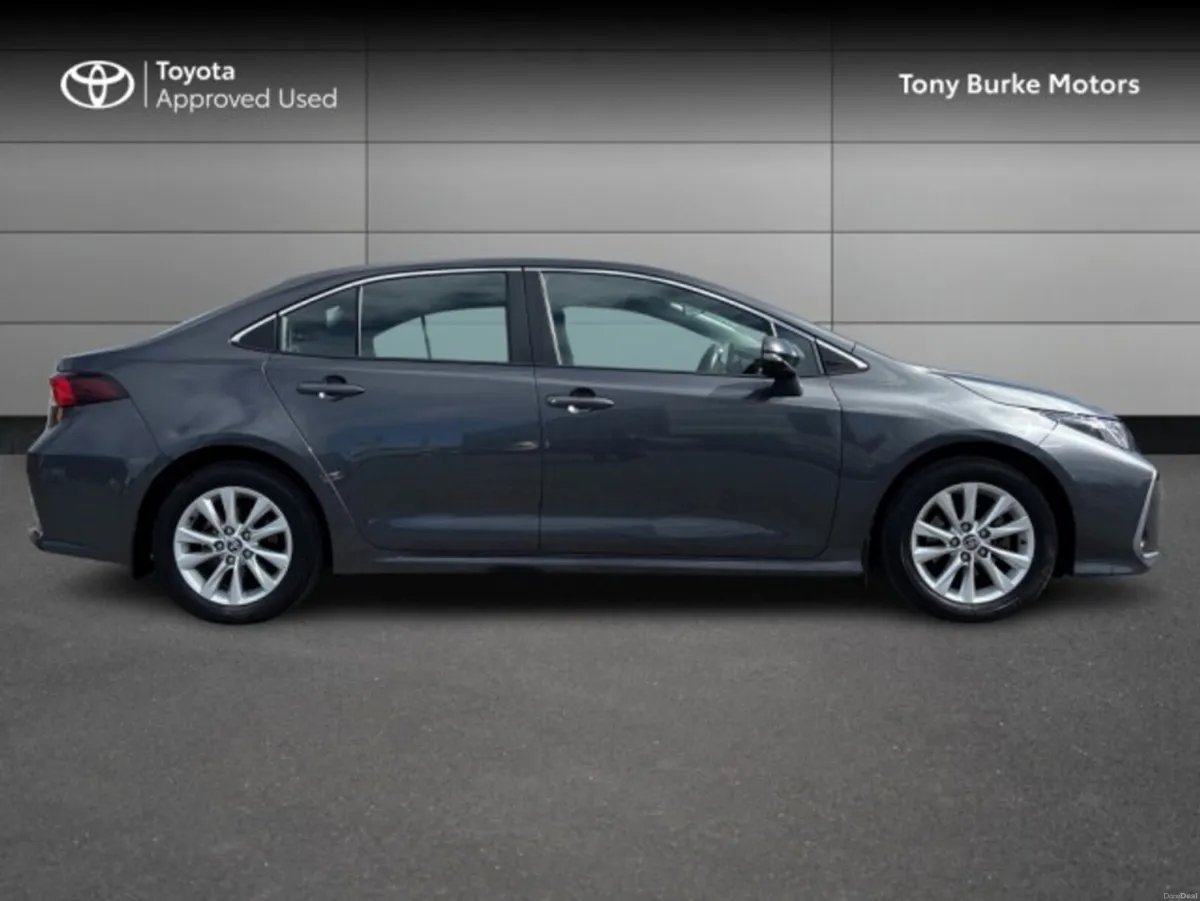 Toyota Corolla Saloon - Luna Edition - 1.8 Hybrid - Image 3
