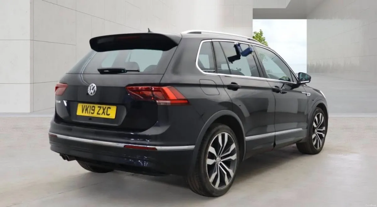 2019 Volkswagwn Tiguan R Line - Image 4