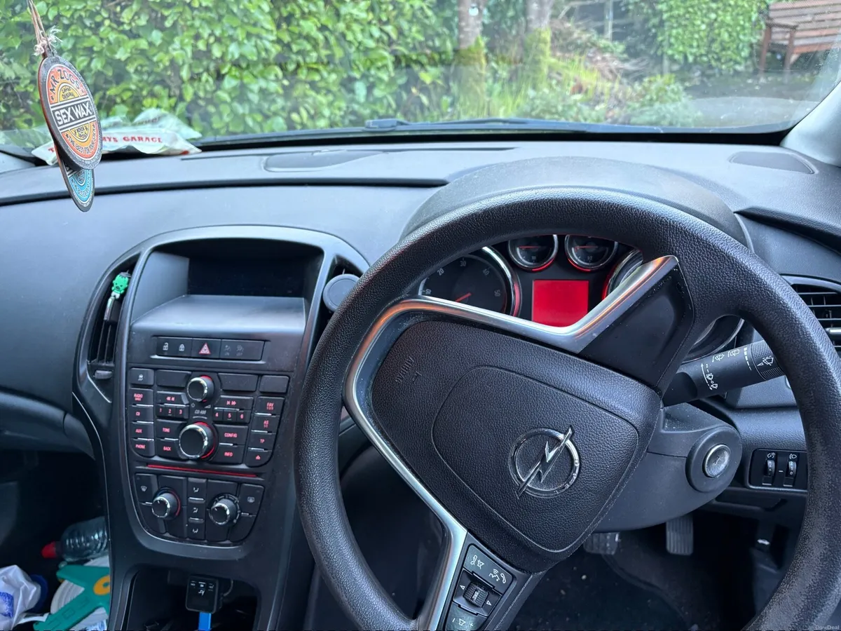 Opel Astra 2012 - Image 2