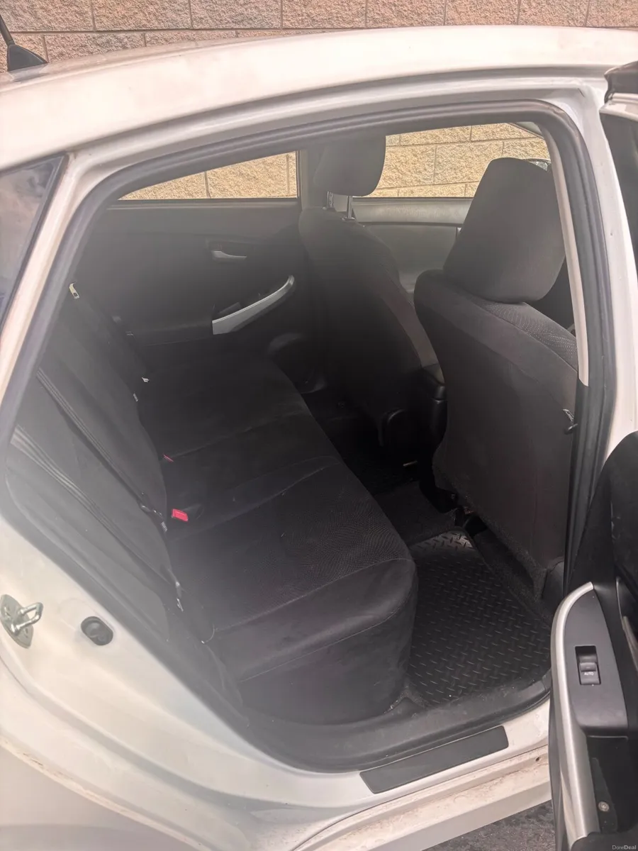 Toyota Prius 2016 - Image 2