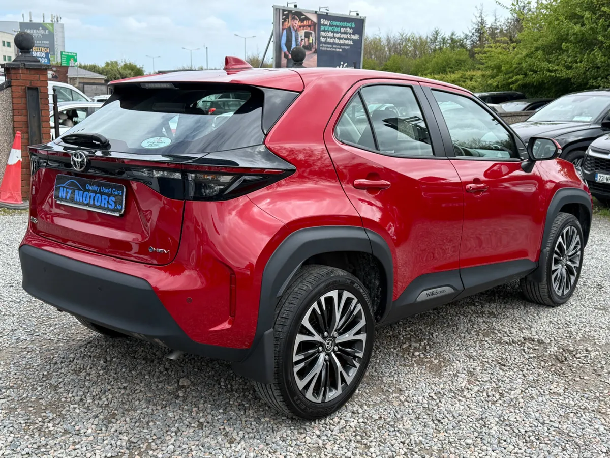 2025 Toyota Yaris Cross 1.5 HYBRID LUNA AUTO - Image 3