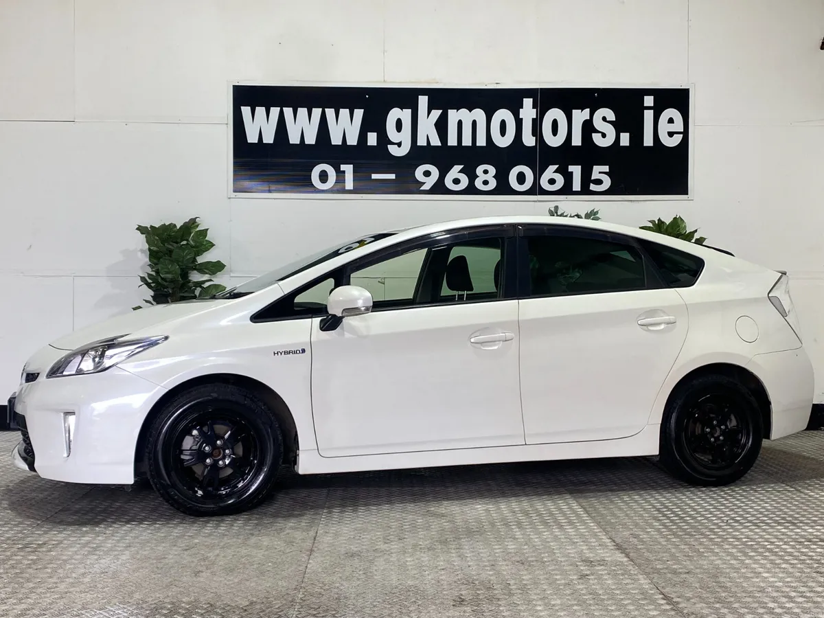 Toyota Prius 2015///LOW KLMS//FINANCE AVAILABLE/// - Image 2