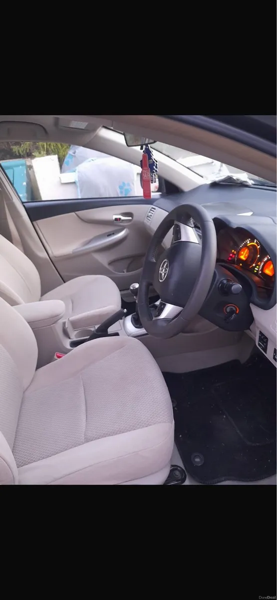 Toyota Corolla Black Saloon - Image 4