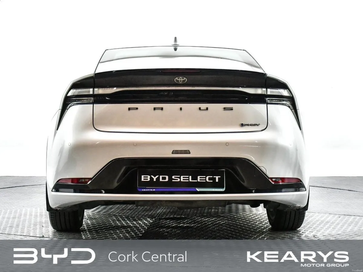 Toyota Prius 2.0 Litre Plug-in Hybrid (223 hp) Top - Image 3