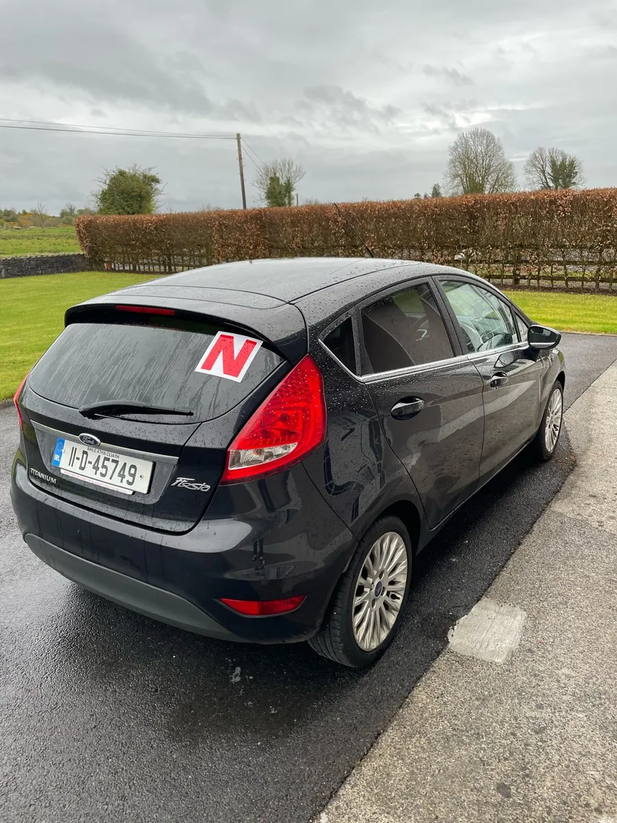 2011 Ford Fiesta - Image 2