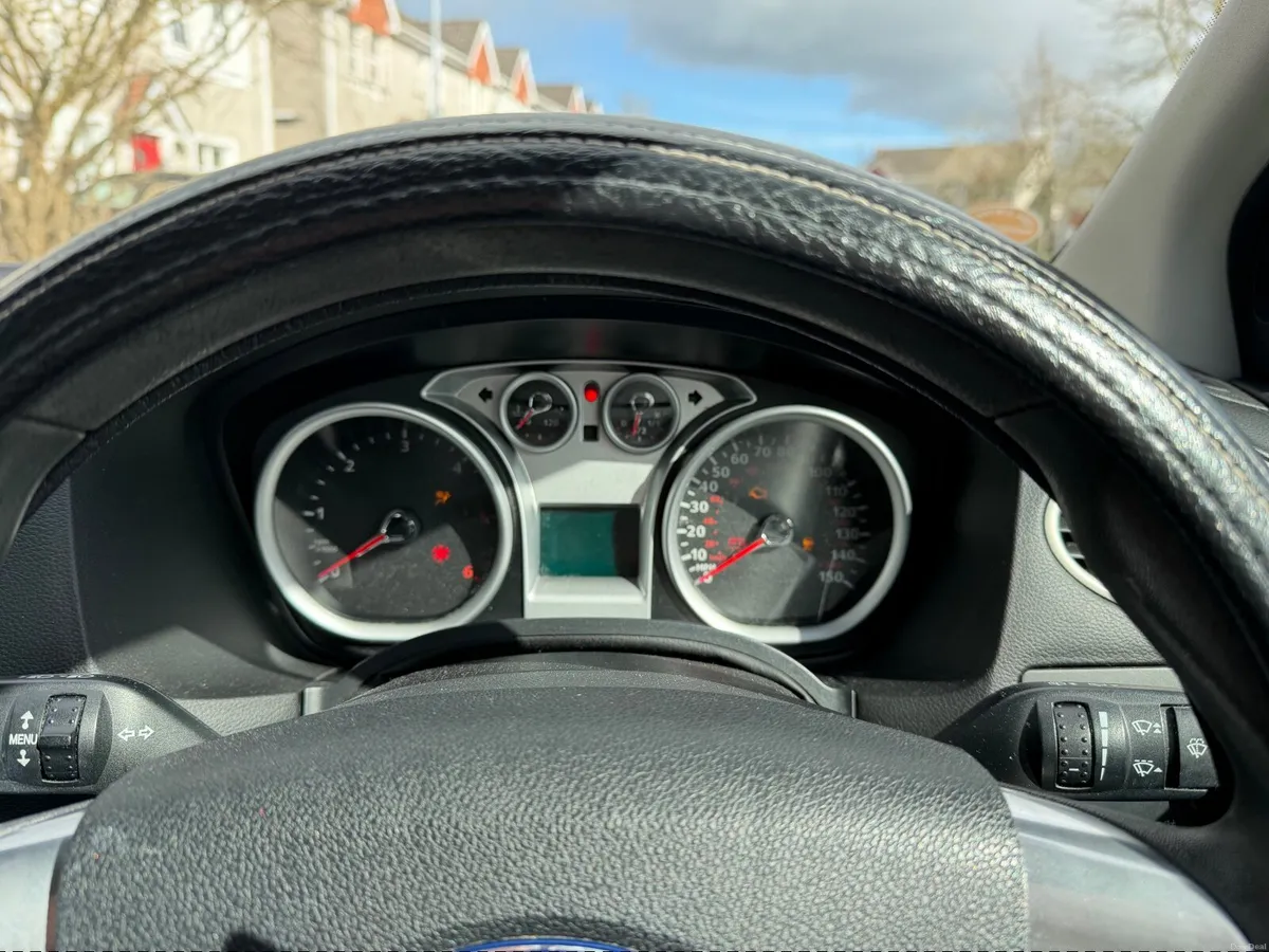 Ford Focus 2010 - Image 2