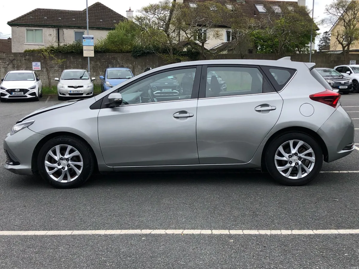 Toyota Auris 2016 1.4D4D,LIGHT DAMAGE ON THE FRONT - Image 2