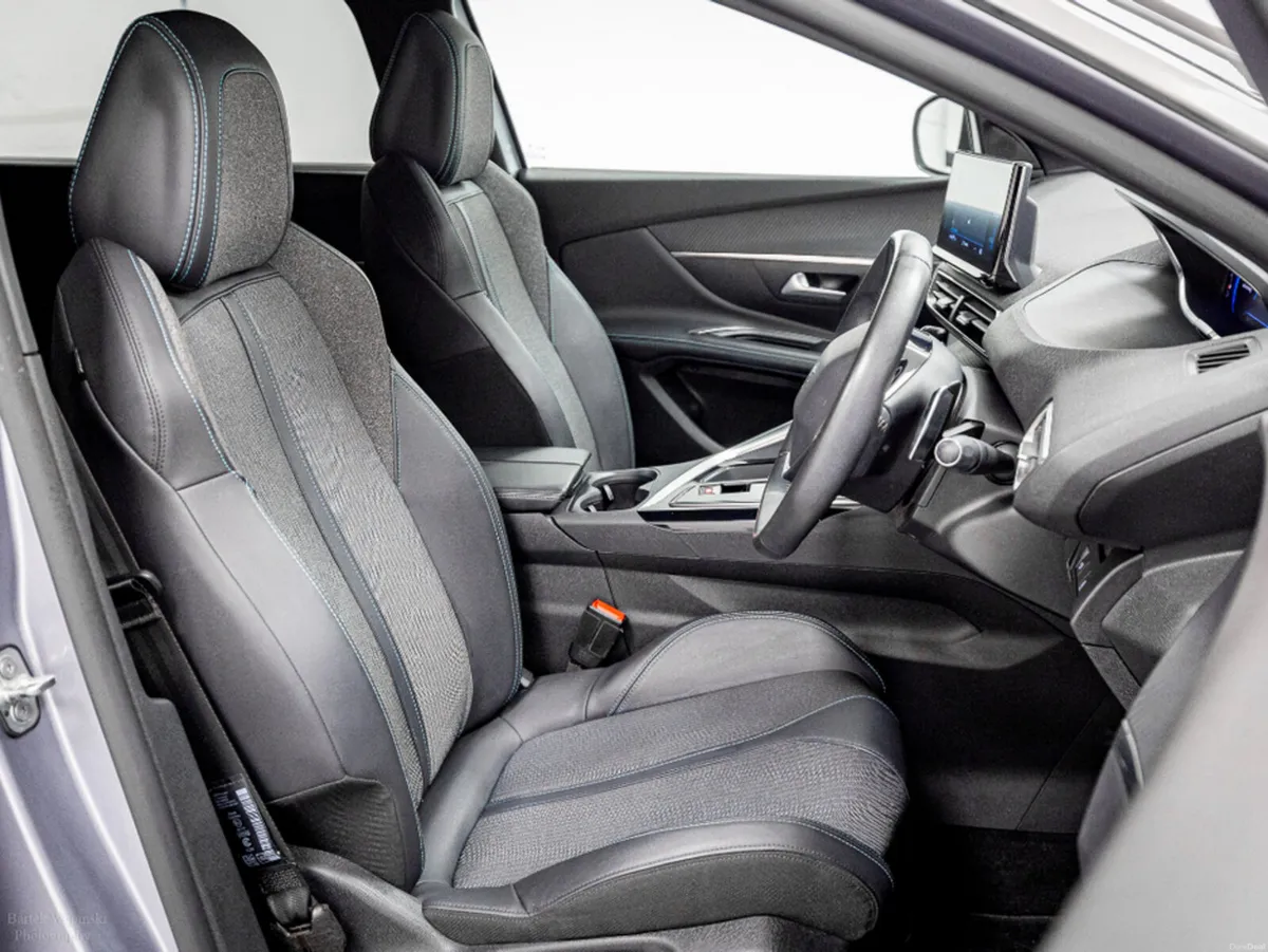 Peugeot 5008 Allure 1.5 Diesel Auto 130HP - 7 Seat - Image 3