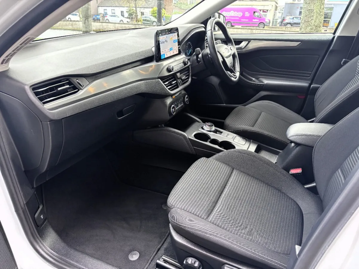 Ford Focus TITANIUM 1.0 125PS AUTO 5DR - Image 6
