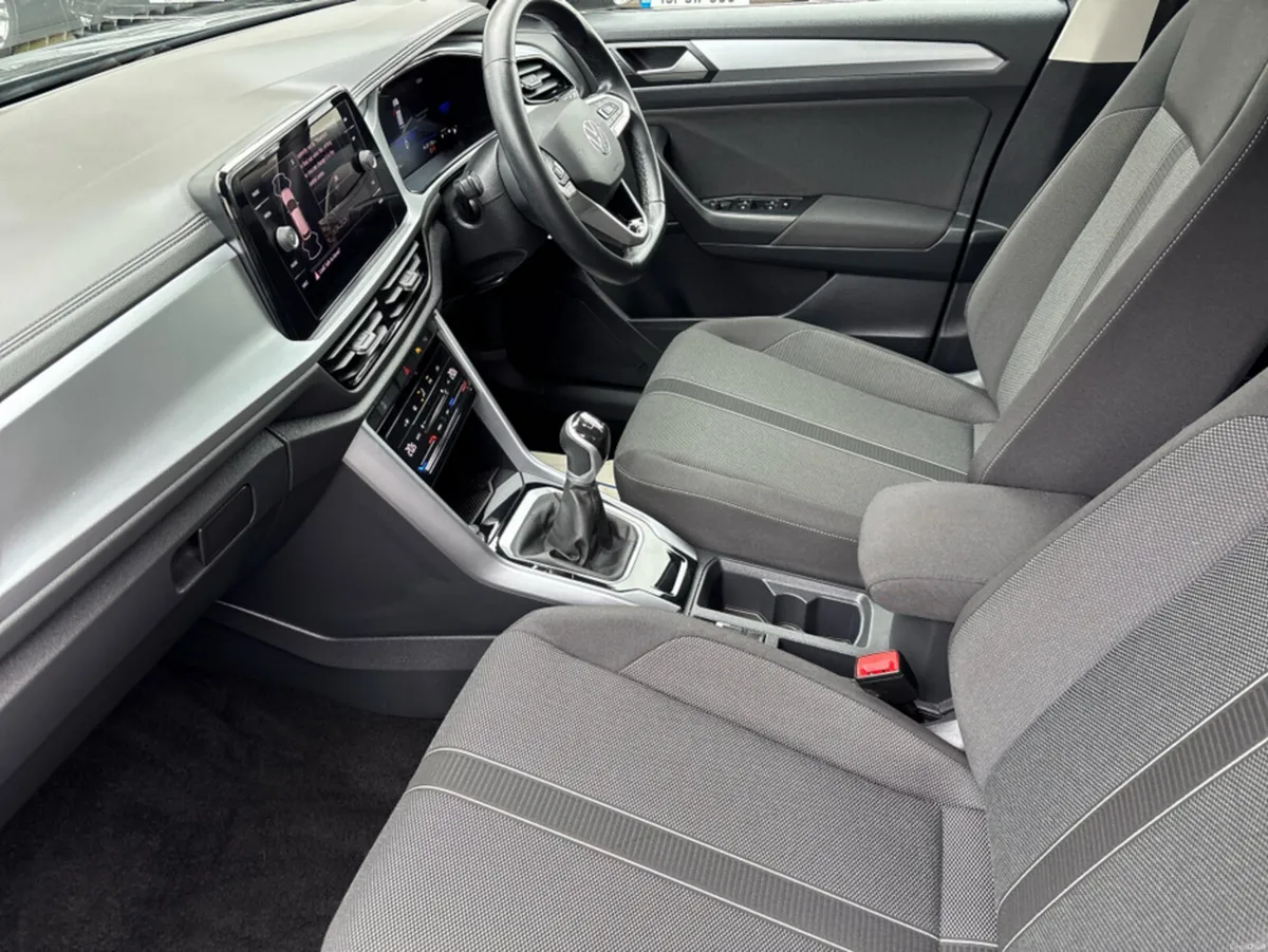 Volkswagen T-Roc LIFE 1.0 TSI MANUAL 6SPEED FWD 11 - Image 3