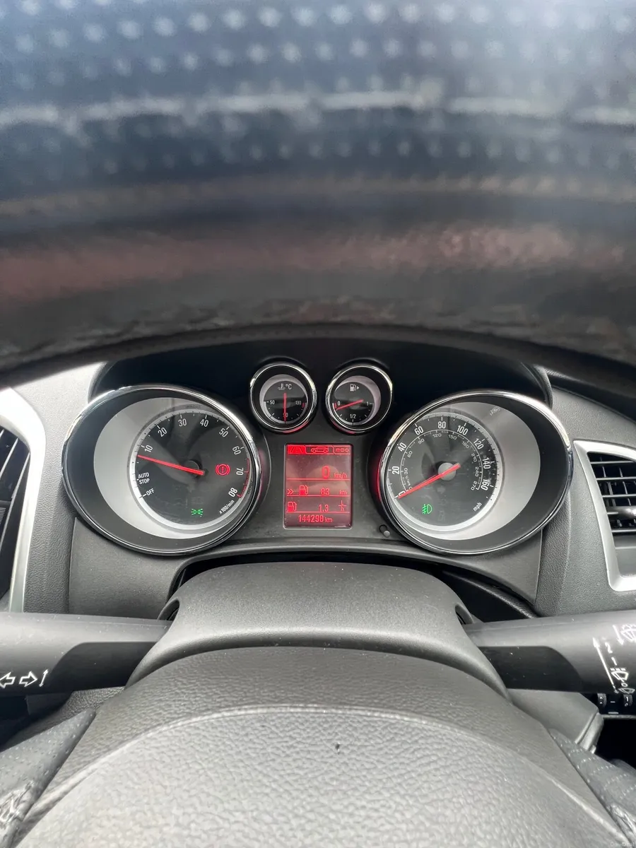 Vauxhall Astra 2013 - Image 1