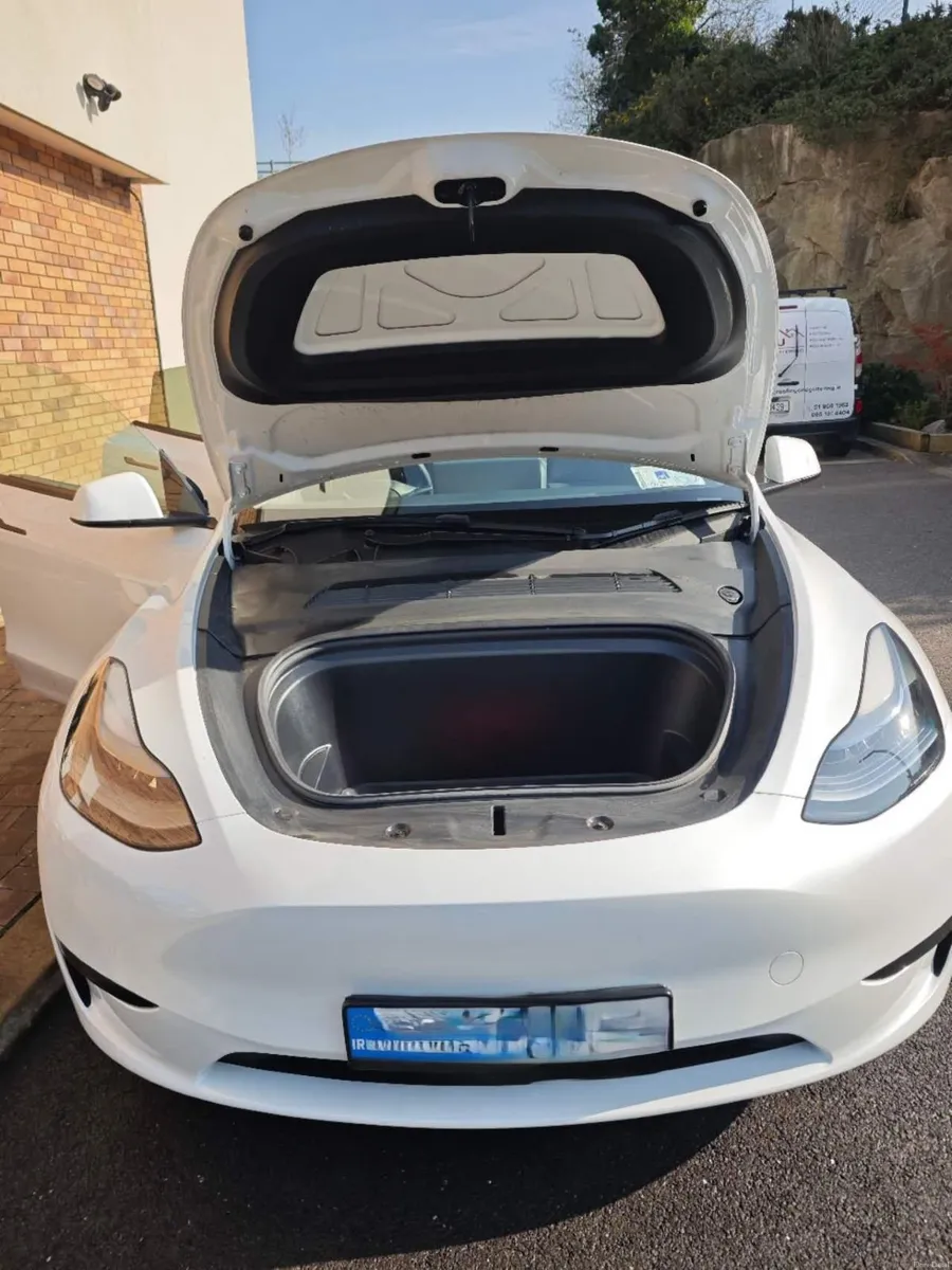 Tesla Model Y 2023 - Image 4