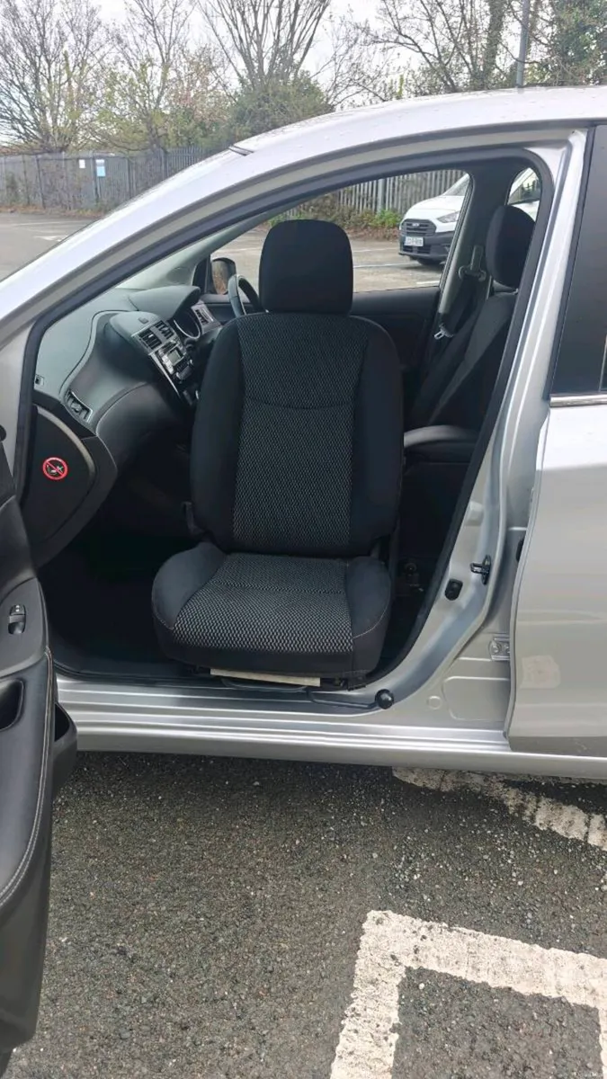 2016 Nissan Pulsar Passenger Swivel Seat - Image 1