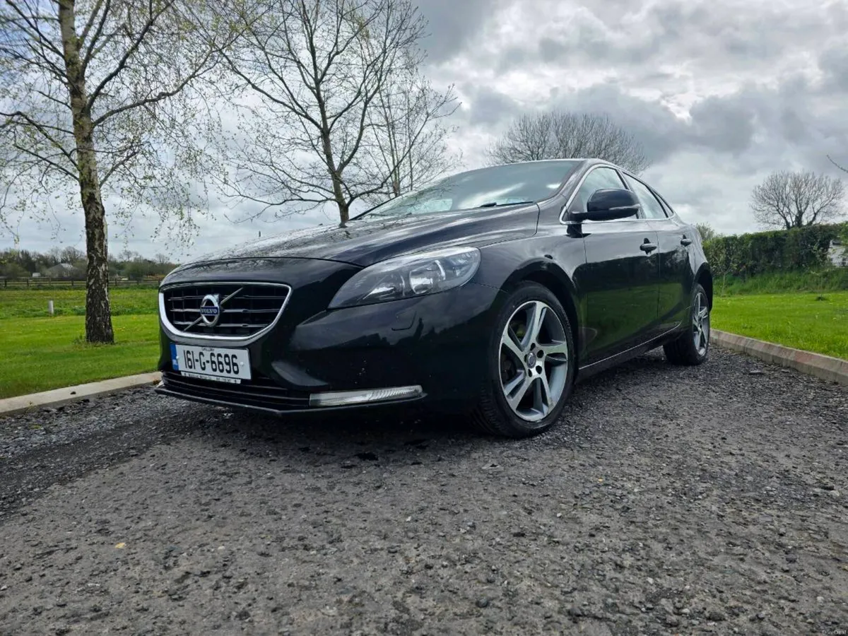 2016 (161) Volvo V40 T2 1.5 Petrol - Image 1