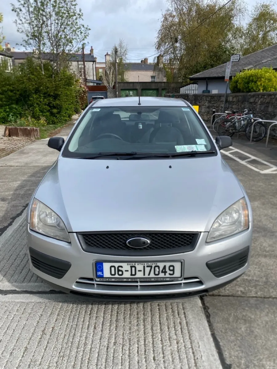 2006 Ford Focus 1.4 petrol 5-door silver hatchback - Image 2