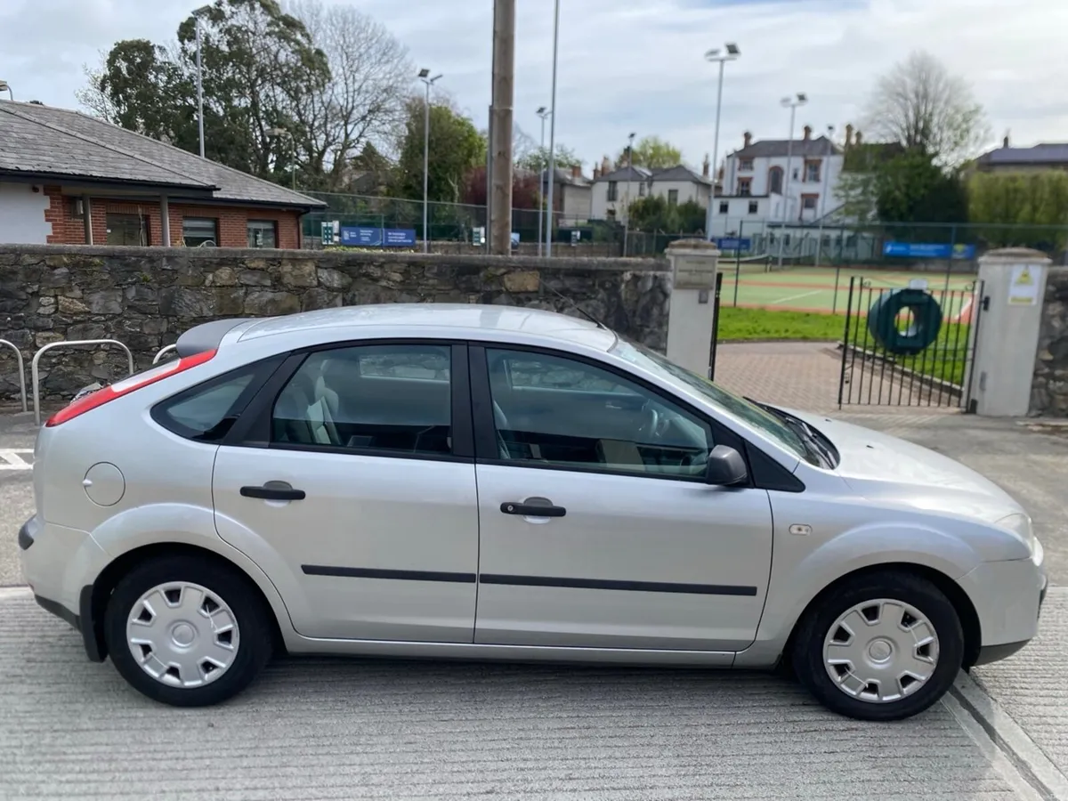 2006 Ford Focus 1.4 petrol 5-door silver hatchback - Image 4