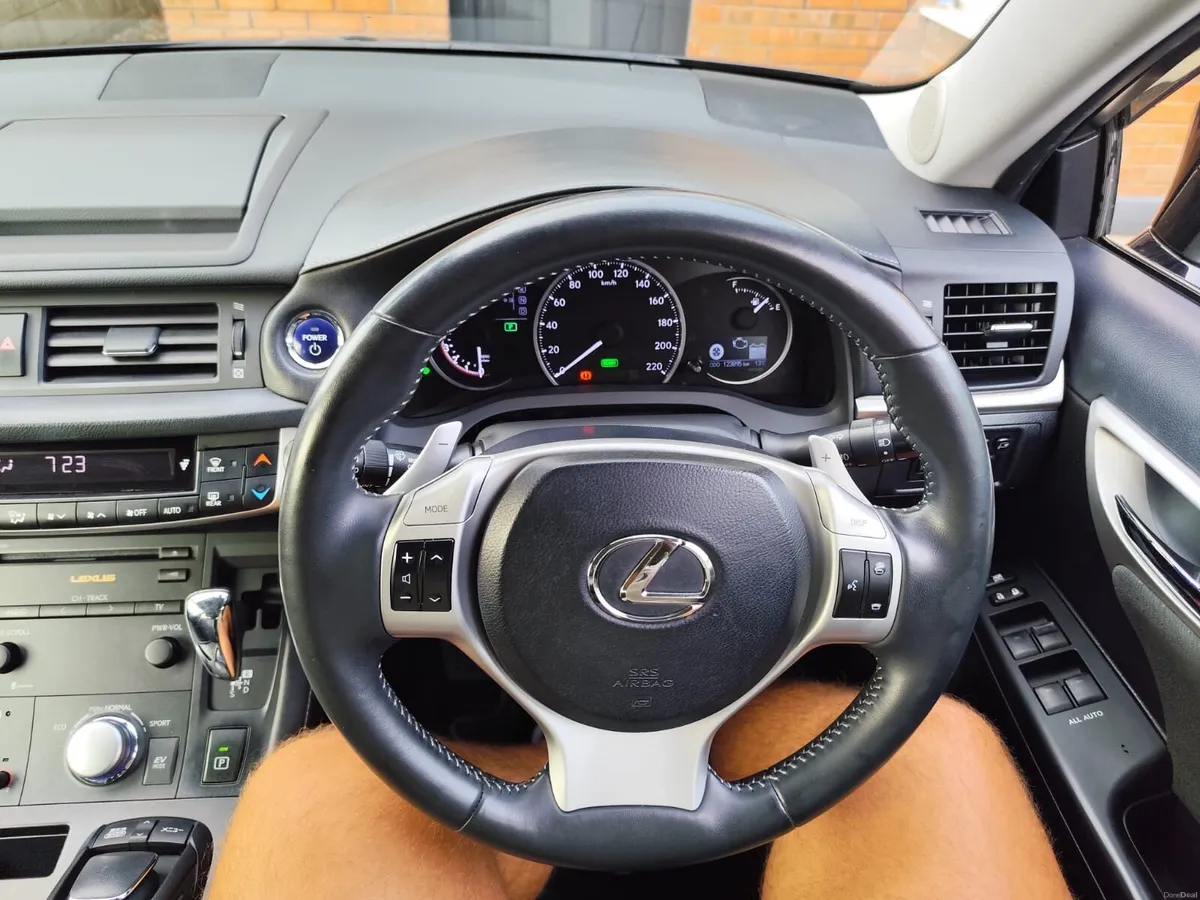 Lexus CT200H 2012 - Image 2