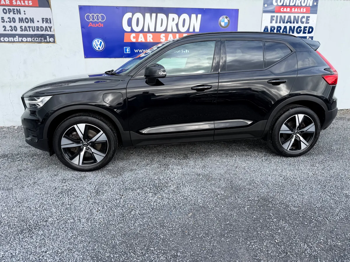 2022 VOLVO XC40 R-DESIGN T4 RECHARGE - Image 2