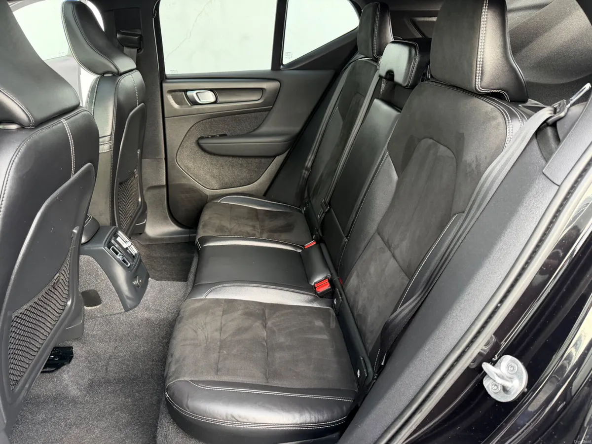 2022 VOLVO XC40 R-DESIGN T4 RECHARGE - Image 6
