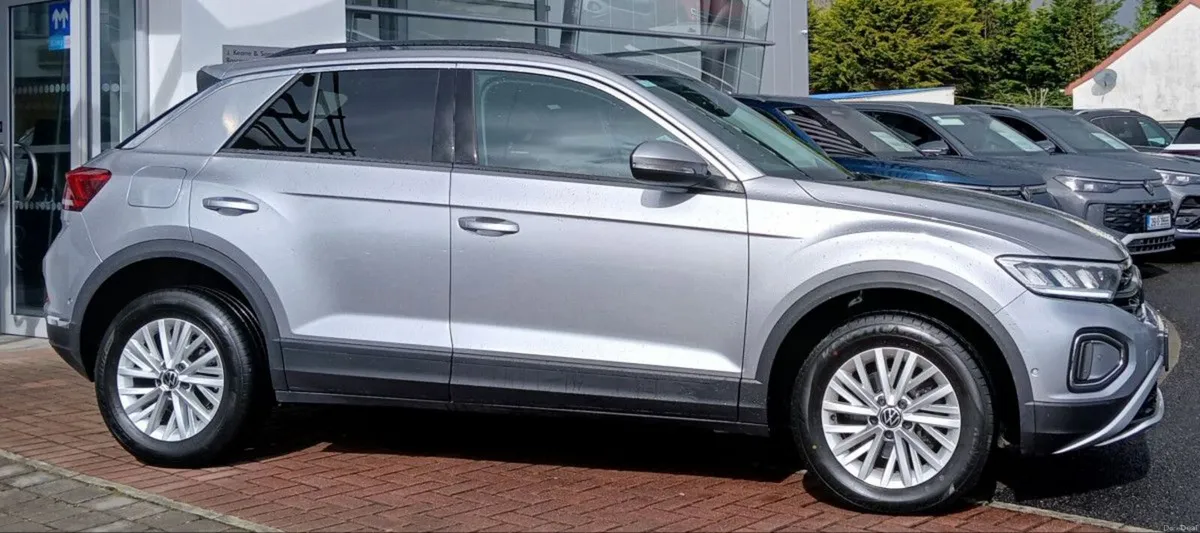 Volkswagen T-Roc Life 2.0 TDI 116HP **REAR VIEW CA - Image 2