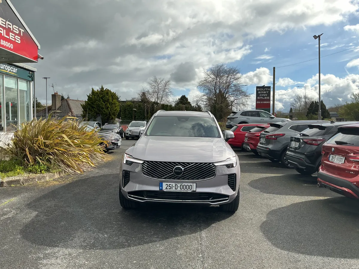 2025 VOLVO XC90 CORE T8 PHEV AWD AUTO - Image 4