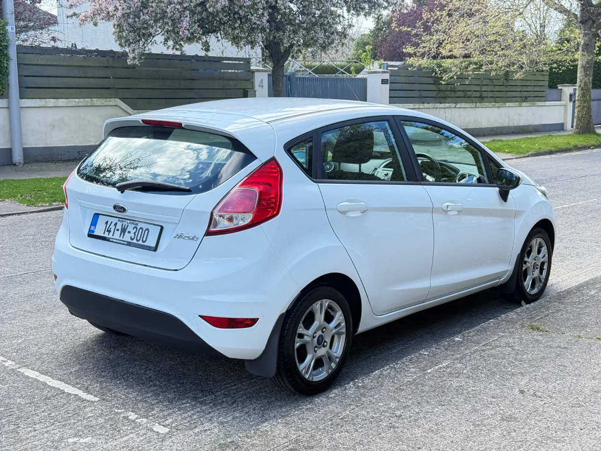 FORD FIESTA 1.25 ZETEC PETROL LOW KMS - Image 4