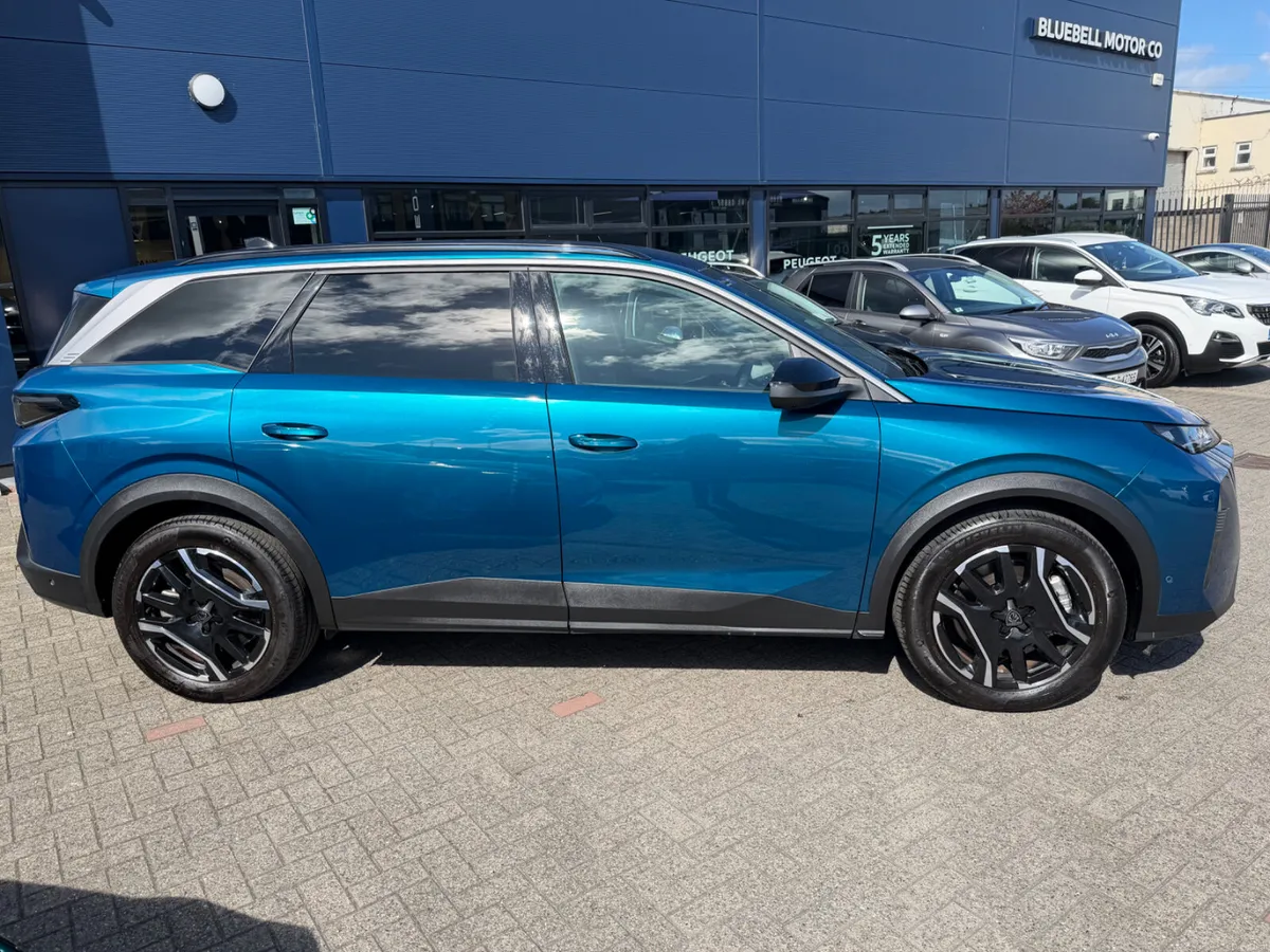2025 Peugeot 5008 eAllure 73kwh - Image 3