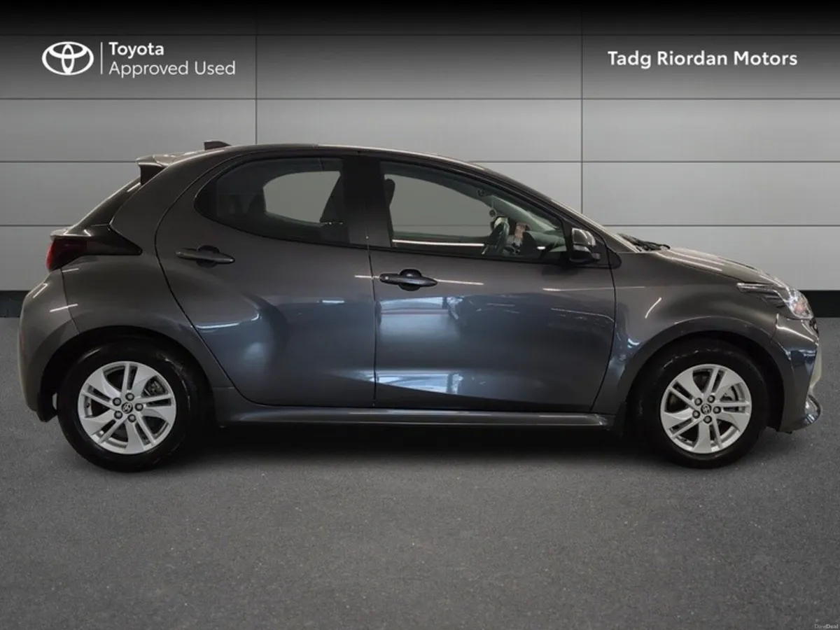 Toyota Yaris 1.5 HYBRID LUNA - Image 3