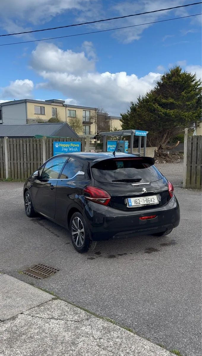 2016 Peugeot 208 - only 32,000 KM - Like New - Image 2