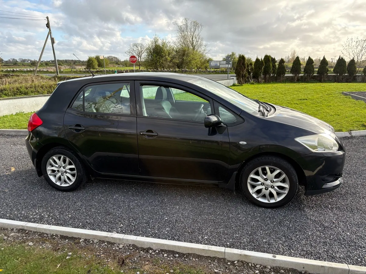 09 Toyota Auris - Image 4